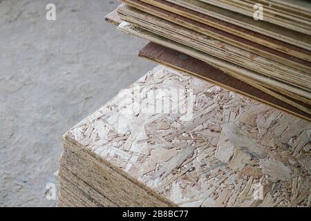 Haufen Kiefernholz in einem Lager oder Lagerraum. Holzproceesing, Holz für Möbel Stockfoto