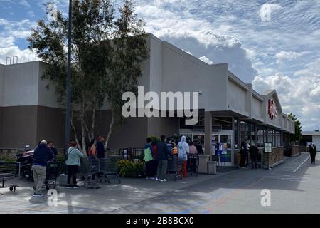 Die Leute warten in Übereinstimmung mit Einkaufswagen außerhalb von Ralphs Supermarkt im zuge des Coronavirus COVID-19 Pandemieausbruchs, Freitag, 20. März 2020, im Monterey Park, Kalifornien, USA. (Foto von IOS/Espa-Images) Stockfoto