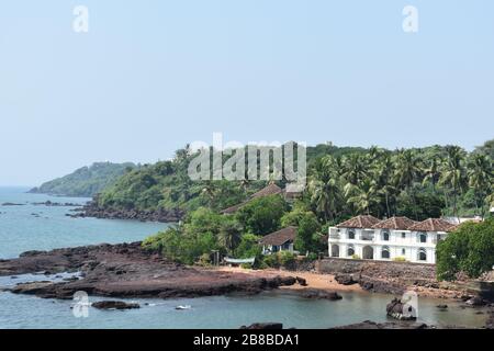 Blauer Ozean berührt Felsen im Ufer Stockfoto