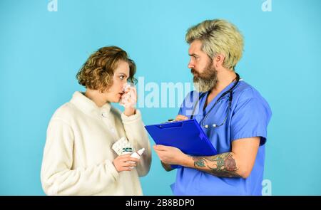 Bitten Sie um Beschwerden. Tests und Bestrahlung verschreiben. Diagnosekonzept. Arbeiten Sie mit kranken Patienten. Krankengeschichte. Arzt kommuniziert mit Frau. Medizinische Behandlung. Symptome einer Virusinfektion. Medizinische Hilfe. Stockfoto