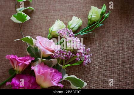 Bouquet schöne Eustoma-Blume (Lisianthus, Tulpengentian, Eustomas) auf sackenden Leinwandtexturhintergrund. Stockfoto