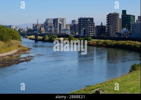 Blick auf eine Brücke über den Shirakawa Fluss in Kumamoto Stockfoto