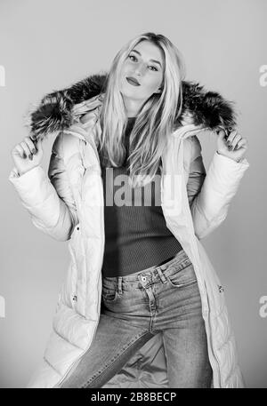Gefühl gemütlich. Frau in gepolsterten warmen Mantel. Grippe und kalt. saisonale Mode. happy Winter Urlaub. Beauty im Winter Kleidung. kalte Jahreszeit einkaufen. Mädchen in aufgeblasen Mantel. fellimitat Mode. Stockfoto
