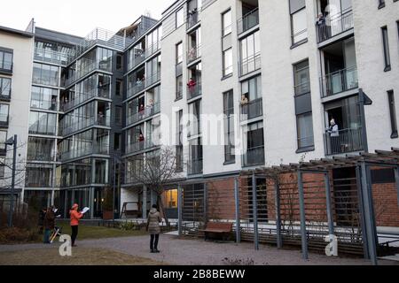 Helsinki, Finnland. März 2020. Die Menschen nehmen an einer Veranstaltung Teil, um die Stadt inmitten des Coronavirus-Ausbruchs in Helsinki, Finnland, am 20. März 2020 aufzuheitern. Bis heute hat Finnland 450 bestätigte Fälle von COVID-19 gemeldet. Credit: Matti Matikainen/Xinhua/Alamy Live News Stockfoto