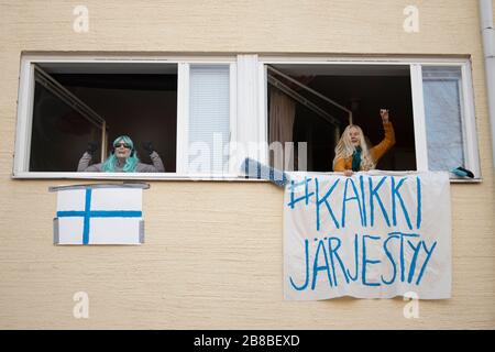 Helsinki, Finnland. März 2020. Die Menschen nehmen an einer Veranstaltung Teil, um die Stadt inmitten des Coronavirus-Ausbruchs in Helsinki, Finnland, am 20. März 2020 aufzuheitern. Bis heute hat Finnland 450 bestätigte Fälle von COVID-19 gemeldet. Credit: Matti Matikainen/Xinhua/Alamy Live News Stockfoto