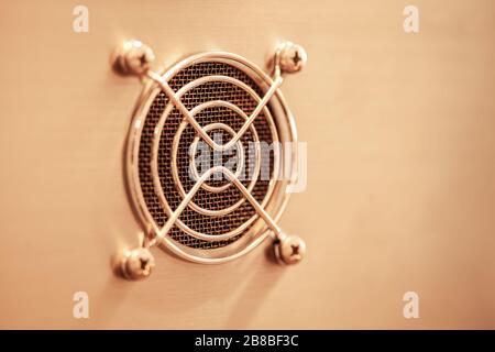 Nahgeflecht mit runden Schutzelementen befindet sich auf dem Metallgehäuse eines großen Computers für den Bergbau und eines medizinischen Komplexes. Werbefläche. Pla Stockfoto