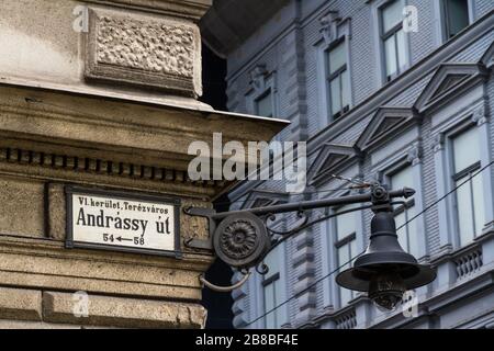 Altes Straßenschild Andrassy Avenue in Budapest, Ungarn, Europa, Landschaft. Stockfoto