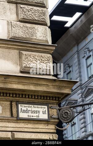 Altes Straßenschild Andrassy Avenue in Budapest, Ungarn, Europa, Porträt. Stockfoto