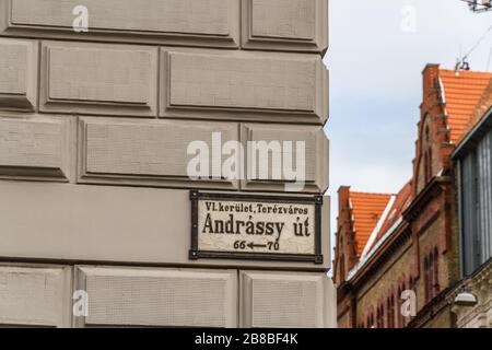 Altes Straßenschild Andrassy Avenue in Budapest, Ungarn, Europa. Stockfoto