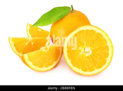 Frische Orangen (Citrus) mit auf weißem Hintergrund isolierten Blättern, einschließlich Beschneidungspfad ohne Schatten. Deutschland frisch Apfelsinen (Zitrufrucht) mit Stockfoto