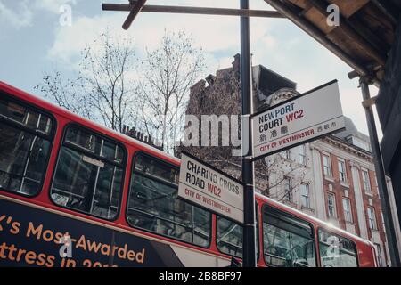 London, Großbritannien - März 06.2020: Straßennamen an der Ecke Charing Cross Road und Newport Court, City of Westminster, einem Bezirk, der einen Großteil des Cents einnimmt Stockfoto