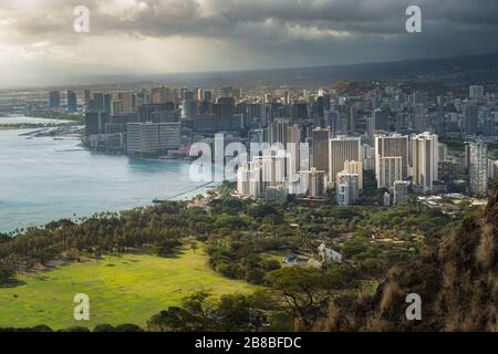 Blick auf die Innenstadt von Honolulu vom Diamond Head Hawaii Stockfoto