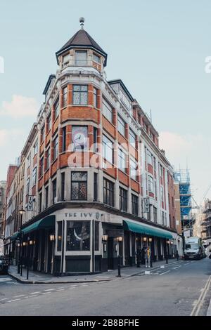 London, Großbritannien - 06. März 2020: Das Ivy-Restaurant in der West Street, London. Das im Jahre 1917 eröffnete Restaurant wurde zu einer theatralischen Institution und bis heute Stockfoto