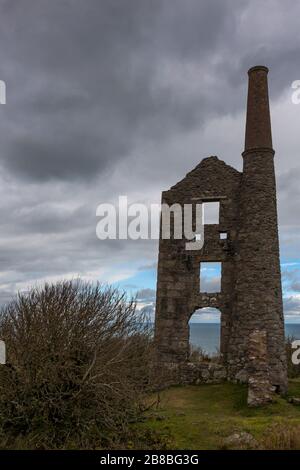 Die malerischen Ruinen von Carn Galver Mine und Pump Engine House, Penwith Peninsula, Cornwall, Großbritannien Stockfoto