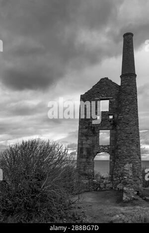 Die malerischen Ruinen von Carn Galver Mine und Pump Engine House, Penwith Peninsula, Cornwall, Großbritannien. Schwarzweiß-Version Stockfoto