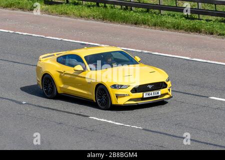 2018 Yellow Ford Mustang GT Auto; UK Fahrzeugverkehr, Transport, bewegliche Fahrzeuge, Fahrzeug, Straßen, Motoren, Fahren auf der Autobahn M6 Stockfoto