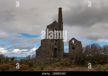 Die malerischen Ruinen von Carn Galver Mine Engine Houses, Penwith Peninsula, Cornwall, Großbritannien Stockfoto