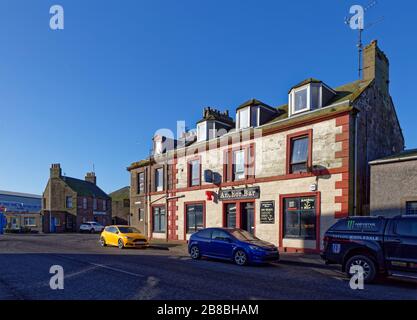 Die Anchor Bar an der Ecke der Ferry Street, in der Nähe des Montrose Port mit geparkten Autos vor dem Hotel. Stockfoto