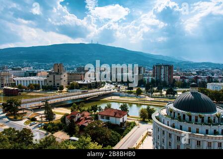 Skopje, Nord-Mazedonien - 26. August 2018: Blick auf die Innenstadt von Skopje in der Hauptstadt Nord-Mazedonien von der Stadtfestung im Südosten Europas Stockfoto