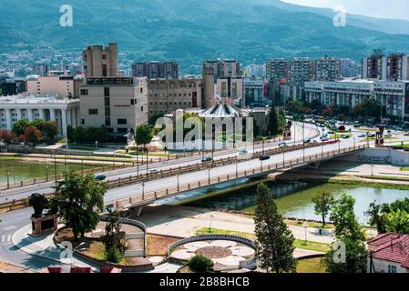 Skopje, Nord-Mazedonien - 26. August 2018: Blick auf die Innenstadt von Skopje in der Hauptstadt Nord-Mazedonien im Südosten Europas Stockfoto