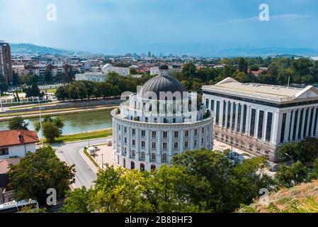 Skopje, Nord-Mazedonien - 26. August 2018: Blick auf die Innenstadt von Skopje in der Hauptstadt Nord-Mazedonien im Südosten Europas Stockfoto