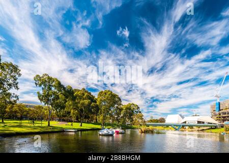 Adelaide, Australien - 4. August 2019: Parkflächen im Stadtzentrum, die an einem Tag in Richtung war Memorial Drive über Riverbank betrachtet werden Stockfoto