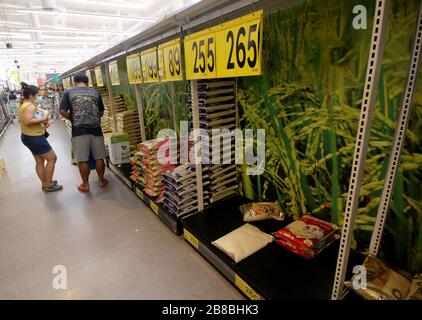 Bangkok, Thailand. März 2020. Die Menschen in Bangkok kaufen am 21. März 2020 Sofortnahrung und Konsumgüter neben leeren Regalen im Supermarkt in Bangkok. Das Rathaus hat die Einkaufszentren in Bangkok von Sonntag bis 12. April geschlossen, während es den Kampf gegen die Ausbreitung des Coronavirus anführt. Kredit: Urdee Image/ZUMA Wire/Alamy Live News Stockfoto