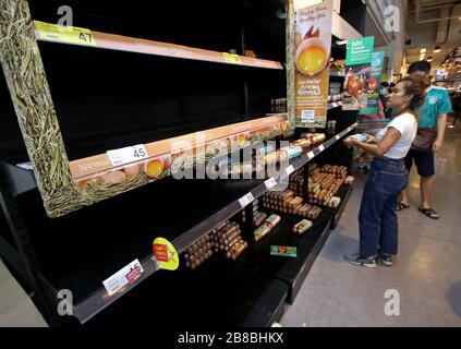 Bangkok, Thailand. März 2020. Die Menschen in Bangkok kaufen am 21. März 2020 Sofortnahrung und Konsumgüter neben leeren Regalen im Supermarkt in Bangkok. Das Rathaus hat die Einkaufszentren in Bangkok von Sonntag bis 12. April geschlossen, während es den Kampf gegen die Ausbreitung des Coronavirus anführt. Kredit: Urdee Image/ZUMA Wire/Alamy Live News Stockfoto