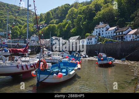 Blick auf Lynmouth Harbour mit Blick auf Lynmouth und Wester Wood an der Küste von Nord-Devon im Exmoor-Nationalpark, England, Großbritannien Stockfoto