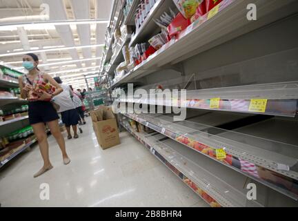 Bangkok, Thailand. März 2020. Die Menschen in Bangkok kaufen am 21. März 2020 Sofortnahrung und Konsumgüter neben leeren Regalen im Supermarkt in Bangkok. Das Rathaus hat die Einkaufszentren in Bangkok von Sonntag bis 12. April geschlossen, während es den Kampf gegen die Ausbreitung des Coronavirus anführt. Kredit: Urdee Image/ZUMA Wire/Alamy Live News Stockfoto