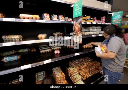 Bangkok, Thailand. März 2020. Die Menschen in Bangkok kaufen am 21. März 2020 Sofortnahrung und Konsumgüter neben leeren Regalen im Supermarkt in Bangkok. Das Rathaus hat die Einkaufszentren in Bangkok von Sonntag bis 12. April geschlossen, während es den Kampf gegen die Ausbreitung des Coronavirus anführt. Kredit: Urdee Image/ZUMA Wire/Alamy Live News Stockfoto