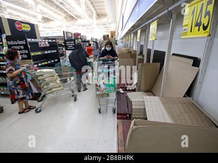 Bangkok, Thailand. März 2020. Die Menschen in Bangkok kaufen am 21. März 2020 Sofortnahrung und Konsumgüter neben leeren Regalen im Supermarkt in Bangkok. Das Rathaus hat die Einkaufszentren in Bangkok von Sonntag bis 12. April geschlossen, während es den Kampf gegen die Ausbreitung des Coronavirus anführt. Kredit: Urdee Image/ZUMA Wire/Alamy Live News Stockfoto