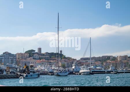 Cannes, Frankreich - 21.06.2019: Schöner Blick auf die Stadt und den Jachthafen. Blick auf den Hafen von Cannes. Luxusyachten im Hafen. Bild von Cannes, Reiseziel. Stockfoto