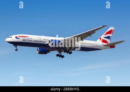 London, Großbritannien - 1. August 2018: Flugzeug der British Airways Boeing 777 am Flughafen London-Heathrow (LHR) in Großbritannien. Stockfoto