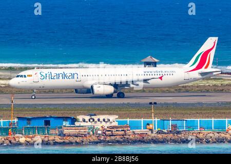 Männlich, Malediven - 19. Februar 2018: SriLankan Airbus A321 Flugzeug am Flughafen Male (MLE) auf den Malediven. Airbus ist ein europäischer Flugzeughersteller B. Stockfoto