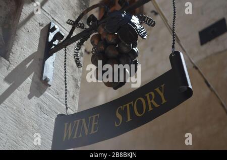 Kotor, Montenegro, Weinladen, Schild "Weingeschichte" in der schönen Sonne Stockfoto