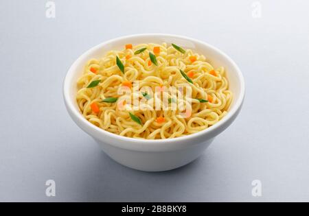 Sofortige Nudeln mit Gemüse und Kräutern, isoliert auf weißem Hintergrund Stockfoto