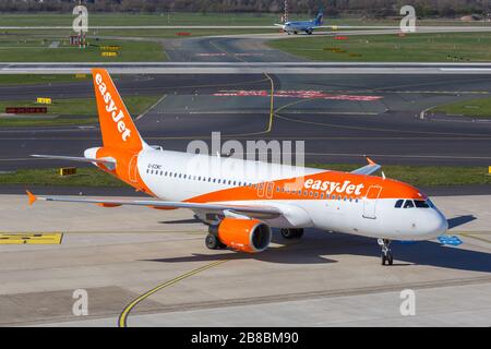 Düsseldorf, 24. März 2019: EasyJet Airbus A320 Flugzeug am Flughafen Düsseldorf (DUS) in Deutschland. Airbus ist ein europäischer Flugzeughersteller Stockfoto