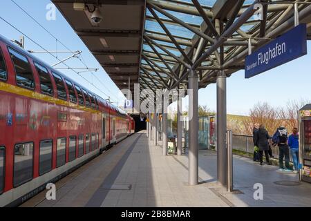 Düsseldorf, Deutschland - 24. März 2019: Bahnhof am Flughafen Düsseldorf (DUS) in Deutschland. Stockfoto