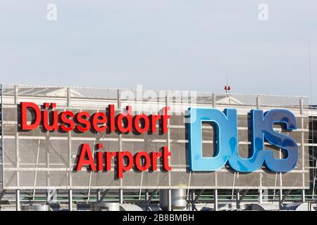 Düsseldorf, Deutschland - März 24, 2019: Logo Der Flughafen Düsseldorf (DUS) in Deutschland. Stockfoto