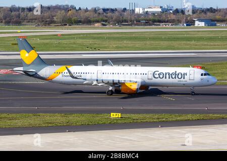 Düsseldorf, 24. März 2019: Flugzeug Condor Airbus A321 am Flughafen Düsseldorf (DUS) in Deutschland. Airbus ist ein europäischer Flugzeughersteller B. Stockfoto