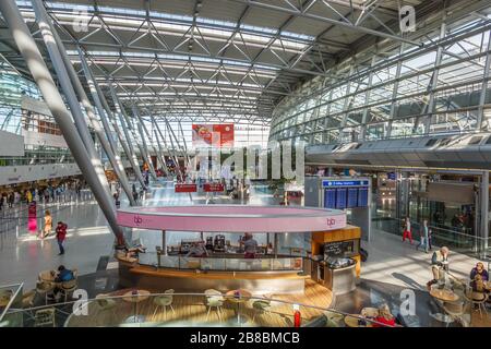 Düsseldorf, Deutschland - März 24, 2019: Terminal der Flughafen Düsseldorf (DUS) in Deutschland. Stockfoto