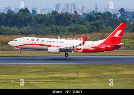 Chengdu, China - 22. September 2019: Boeing 737-800 der Shanghai Airlines am Flughafen Chengdu (CTU) in China. Airbus ist ein europäisches Flugzeugmanufa Stockfoto