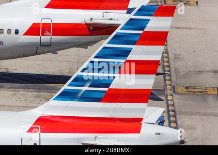Phoenix, Arizona - 8. April 2019: Flugschwänze von American Airlines am Flughafen Phoenix Sky Harbor (PHX) in Arizona. Stockfoto