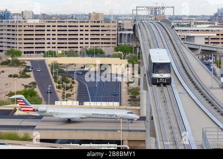 Phoenix, Arizona - 8. April 2019: Flugzeug vom Typ American Eagle Bombardier CRJ-900 auf dem Flughafen Phoenix Sky Harbor (PHX) in Arizona. Stockfoto