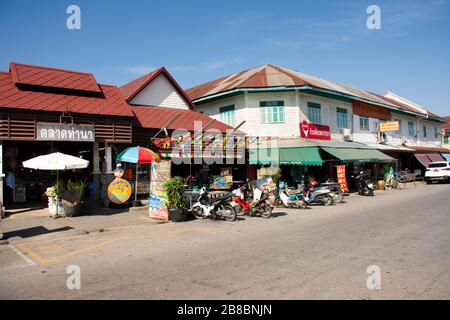 NAKHON PATHOM, THAILAND - 26. NOVEMBER: Verkehrsstraße und thailändische Leute kaufen und kaufen Lebensmittel auf dem Tha Na Local and Old Market in Nakhon Chai Si ci Stockfoto