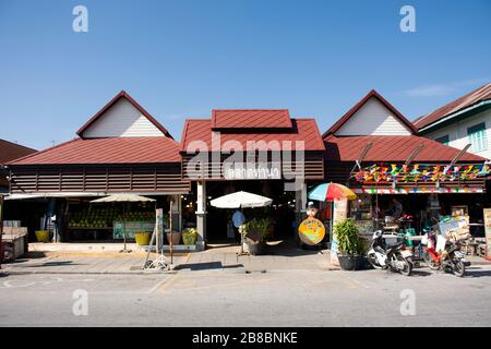 NAKHON PATHOM, THAILAND - 26. NOVEMBER: Verkehrsstraße und thailändische Leute kaufen und kaufen Lebensmittel auf dem Tha Na Local and Old Market in Nakhon Chai Si ci Stockfoto