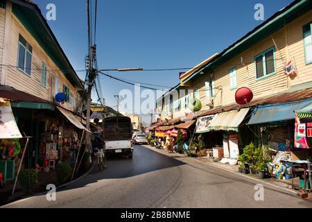NAKHON PATHOM, THAILAND - 26. NOVEMBER: Verkehrsstraße und thailändische Leute kaufen und kaufen Lebensmittel auf dem Tha Na Local and Old Market in Nakhon Chai Si ci Stockfoto