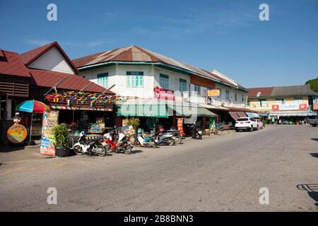 NAKHON PATHOM, THAILAND - 26. NOVEMBER: Verkehrsstraße und thailändische Leute kaufen und kaufen Lebensmittel auf dem Tha Na Local and Old Market in Nakhon Chai Si ci Stockfoto