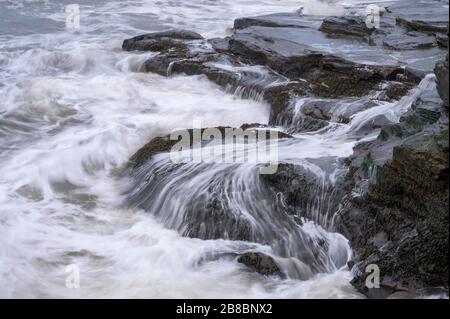 Am frühen Morgen wurde auf Seaton Sluice nahe Collywell Bay, Northumberland, England, bei Flut geschossen Stockfoto